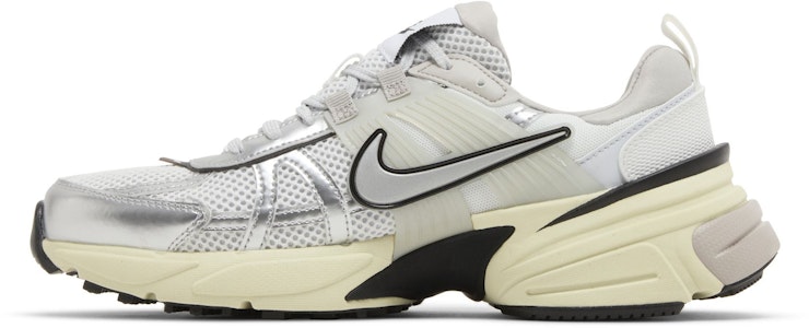 Nike V2K Run 'Perak Logam Platinum Tulin' HJ4497-100 Lookbook Nike V2K Run 'Perak Logam Platinum Tulin' HJ4497-100