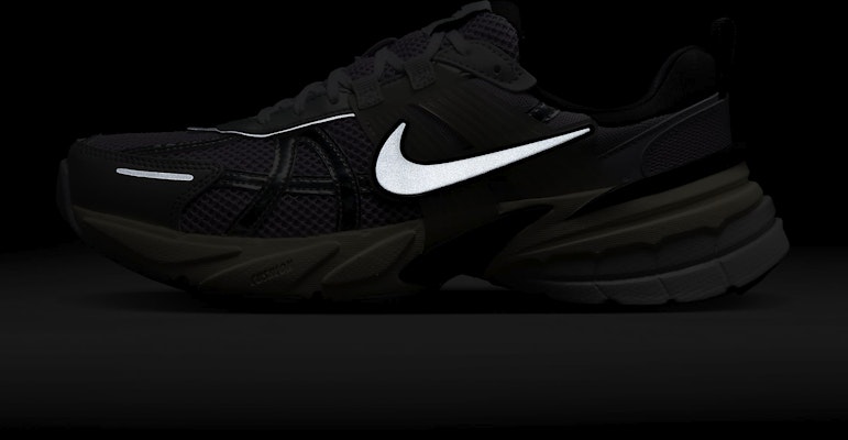 Nike V2K 跑鞋「石墨黑微色」 HF1876-500 3