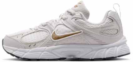 (Preschool) Nike V5 RNR Sneakers White/Metallic Silver/Photon Dust/Metallic Gold HQ6412-104 (Preschool) Nike V5 RNR Sneakers White/Metallic Silver/Photon Dust/Metallic Gold HQ6412-104