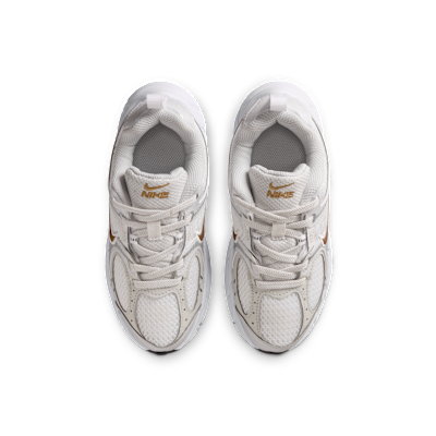 Shop (PS) ナイキ V5 RNR スニーカー ホワイト/メタリックシルバー/フォトンダスト/メタリックゴールド HQ6412-104