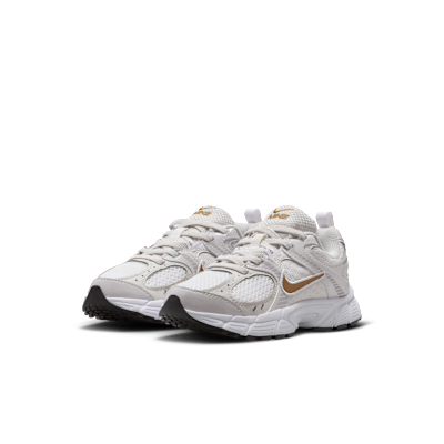 Purchase (PS) ナイキ V5 RNR スニーカー ホワイト/メタリックシルバー/フォトンダスト/メタリックゴールド HQ6412-104