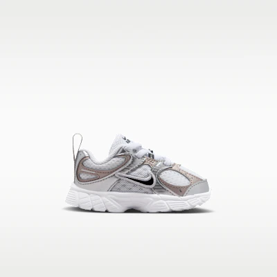 (TD) 耐克V5 RNR运动鞋 白色/浅灰/学院灰/黑色 IR2949-100 Lookbook (TD) 耐克V5 RNR运动鞋 白色/浅灰/学院灰/黑色 IR2949-100
