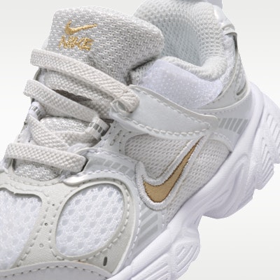 (TD) Nike V5 Roadrunner Putih/Perak Metalik/Habuk Foton/Emas Metalik HQ6413-104 Sizing (TD) Nike V5 Roadrunner Putih/Perak Metalik/Habuk Foton/Emas Metalik HQ6413-104