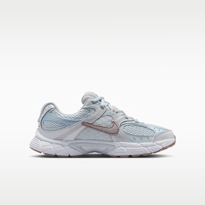 Nike V5 Runner Aura/Platinum Tint/Taupe Haze/Moon Particle HQ6411-400 Lookbook Nike V5 Runner Aura/Platinum Tint/Taupe Haze/Moon Particle HQ6411-400
