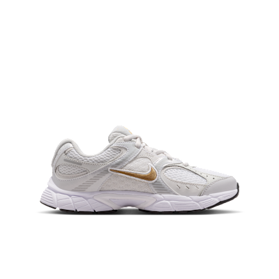 Lookbook (JR) Nike V5 跑鞋 白色/金屬銀/微光灰/金屬金 HQ6411-104