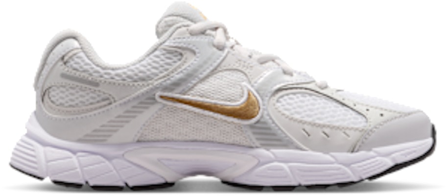 (JR) 耐克V5跑鞋 白/金属银/光子灰/金属金 HQ6411-104 Lookbook (JR) 耐克V5跑鞋 白/金属银/光子灰/金属金 HQ6411-104