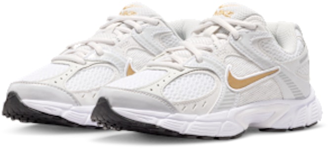 (JR) Nike V5 Runner Blanco/Plata Metálica/Polvo Fotón/Oro Metálico HQ6411-104 Purchase (JR) Nike V5 Runner Blanco/Plata Metálica/Polvo Fotón/Oro Metálico HQ6411-104