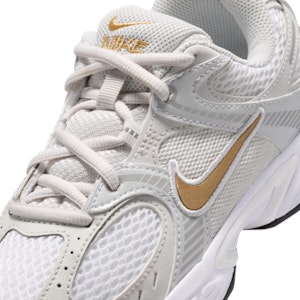 (JR) Nike V5 Runner Blanco/Plata Metálica/Polvo Fotón/Oro Metálico HQ6411-104 Sizing (JR) Nike V5 Runner Blanco/Plata Metálica/Polvo Fotón/Oro Metálico HQ6411-104