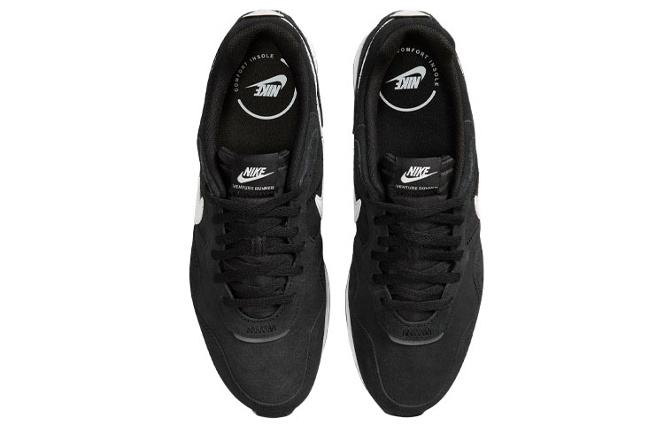 Shop Nike Venture Runner 低幫復古跑步鞋 黑白