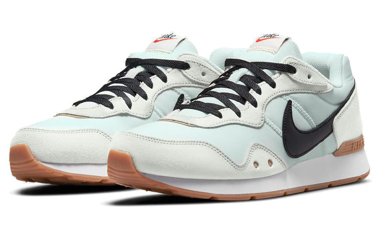 Lookbook Nike Venture Runner Beige/Zwart DJ1998-100