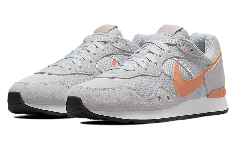 Lookbook Nike Venture Runner Laag Grijs/Oranje Sneakers CK2944-012