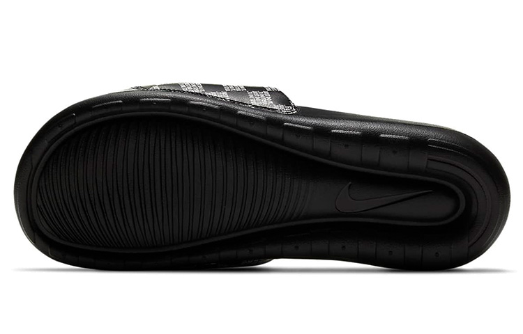 Shop ナイキ ビクトリー ワン プリント スライド "Just Do It チェッカー" CN9678-004