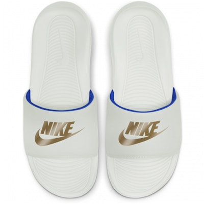 Nike Victori One 拖鞋 '頂峰白金屬金' CN9675-105 Lookbook Nike Victori One 拖鞋 '頂峰白金屬金' CN9675-105