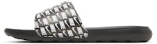 Lookbook Nike Victori One Slide Cetakan 'Logo Berulang - Hitam' CN9678-006