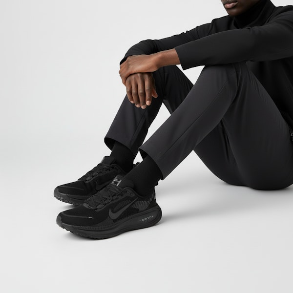 Nike Vomero 18 'Triple Black' Hitam Penuh HM6803-005 Order Nike Vomero 18 'Triple Black' Hitam Penuh HM6803-005