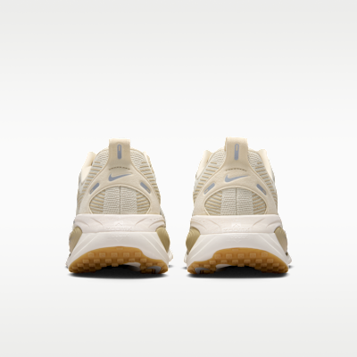 Details for Nike Vomero 18 Licht Khaki/Desert Khaki/Sail/Metallic Zilver IM8333-200