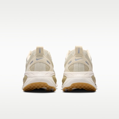 Nike Vomero 18 Licht Khaki/Desert Khaki/Sail/Metallic Zilver IM8333-200 Details for Nike Vomero 18 Licht Khaki/Desert Khaki/Sail/Metallic Zilver IM8333-200