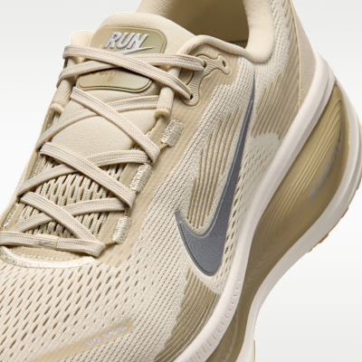 Sizing Nike Vomero 18 Licht Khaki/Desert Khaki/Sail/Metallic Zilver IM8333-200