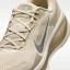 Sizing Nike Vomero 18 Licht Khaki/Desert Khaki/Sail/Metallic Zilver IM8333-200
