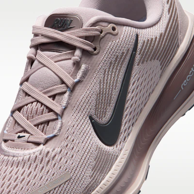 (JR) Nike Vomero 18 Rosa Partícula/Rojo Silt/Tatuaje/Negro Desgastado HQ2157-602 Sizing (JR) Nike Vomero 18 Rosa Partícula/Rojo Silt/Tatuaje/Negro Desgastado HQ2157-602