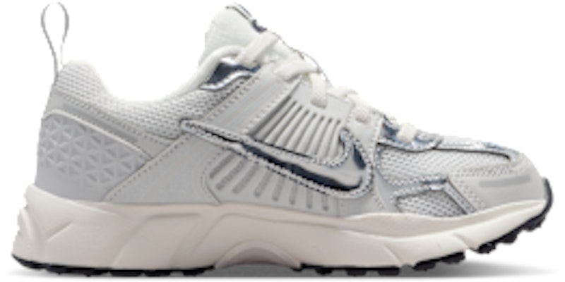 (Preschool) Nike Vomero 5 Photon Dust/Gridiron/Sale/Chrome IM9465-001 Lookbook (Preschool) Nike Vomero 5 Photon Dust/Gridiron/Sale/Chrome IM9465-001