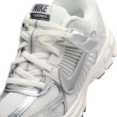 (Preschool) Nike Vomero 5 Photon Dust/Gridiron/Sale/Chrome IM9465-001 Sizing (Preschool) Nike Vomero 5 Photon Dust/Gridiron/Sale/Chrome IM9465-001