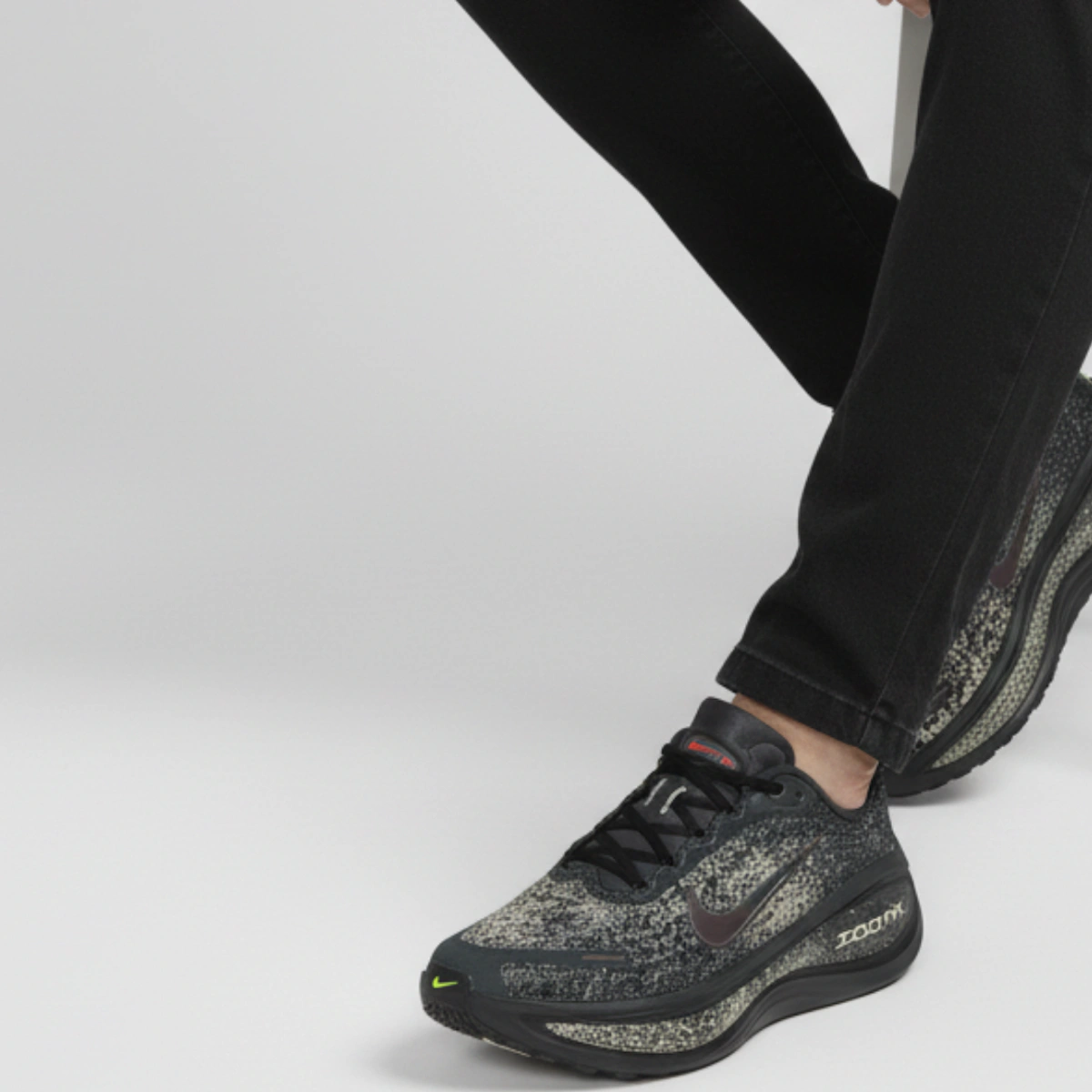 Nike Vomero Plus Anthracite/Oatmeal/Bolt/Black