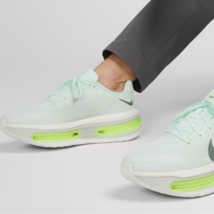 ナイキ ヴォメロ プレミアム ''ベアリーボルト'' HQ2050-300 Order ナイキ ヴォメロ プレミアム ''ベアリーボルト'' HQ2050-300