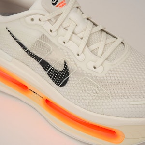 나이키 보메로 프리미엄 세일 코코넛 밀크 IQ4035-100 1