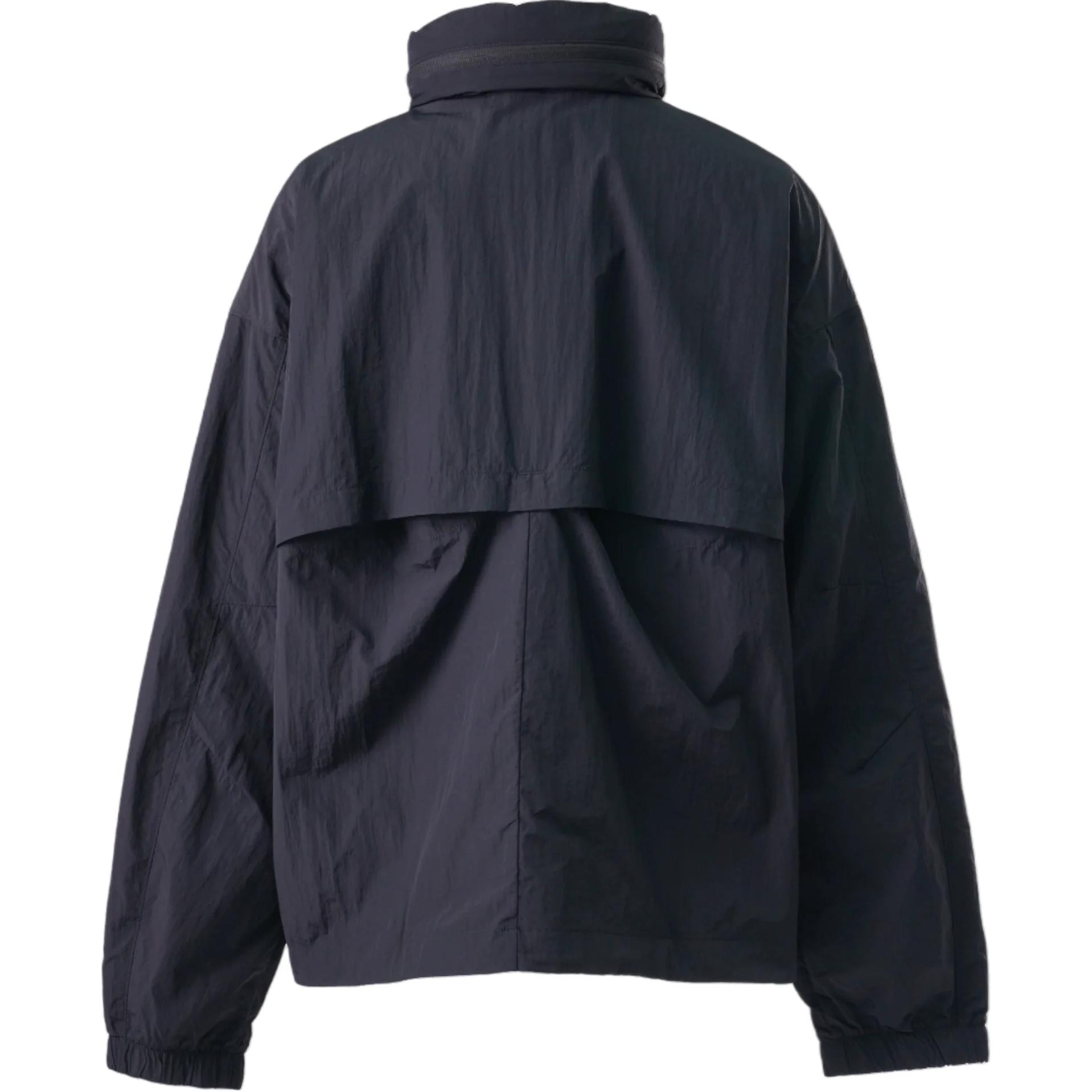 Lookbook Nike Jaket Longgar Tahan Air UV Protection Warna Hitam FZ0715-010