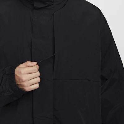 Nike Jaket Longgar Tahan Air UV Protection Warna Hitam FZ0715-010 Sizing Nike Jaket Longgar Tahan Air UV Protection Warna Hitam FZ0715-010
