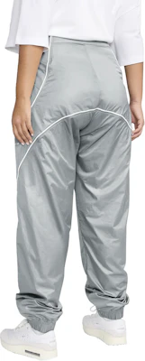 耐克x Jacquemus经典舒适长裤 粒子灰/白色 男女通用款式。 FV5702-073 Lookbook 耐克x Jacquemus经典舒适长裤 粒子灰/白色 男女通用款式。 FV5702-073