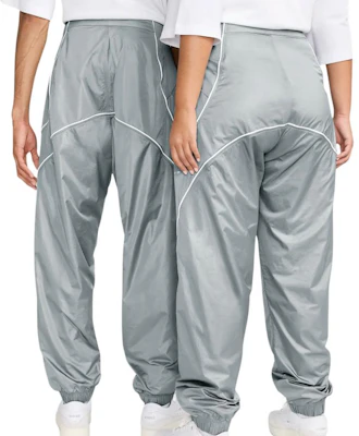 耐克x Jacquemus经典舒适长裤 粒子灰/白色 男女通用款式。 FV5702-073 Purchase 耐克x Jacquemus经典舒适长裤 粒子灰/白色 男女通用款式。 FV5702-073