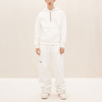 耐克 x Jacquemus FW22 男女同款白色连帽卫衣套头衫 226JS157-2396-110 Lookbook 耐克 x Jacquemus FW22 男女同款白色连帽卫衣套头衫 226JS157-2396-110