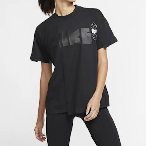 Kaos Nike x Sacai Hitam CD6311-010 Lookbook Kaos Nike x Sacai Hitam CD6311-010