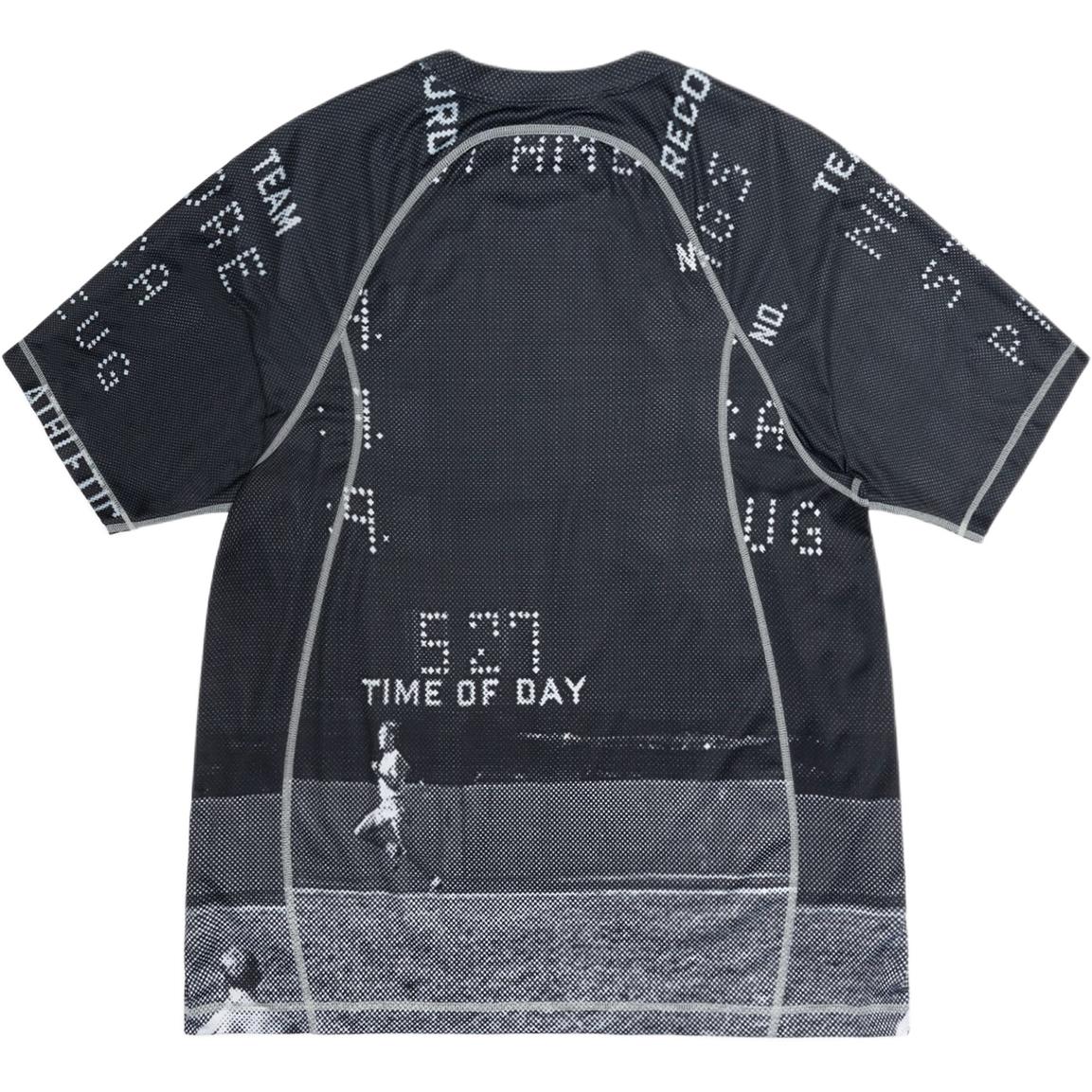 Lookbook Camiseta Negra Unisex Nike x Stussy UV Loose Fit con Estampado de Letras. FZ5759-010