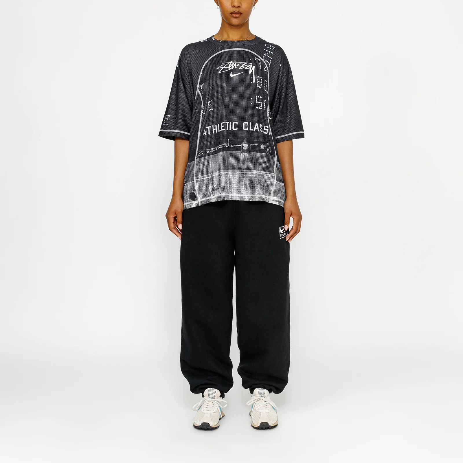 Shop Camiseta Negra Unisex Nike x Stussy UV Loose Fit con Estampado de Letras. FZ5759-010