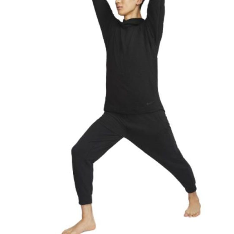 Shop Nike Yoga Dri-FIT 黑色套頭運動衫 DV9876-010