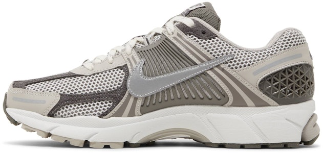 ナイキ ズーム ボメロ 5 "ライトアイアンオール" FD0791-012 Lookbook ナイキ ズーム ボメロ 5 "ライトアイアンオール" FD0791-012