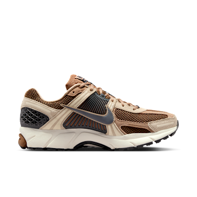 Shop Nike Zoom Vomero 5 Light British Tan/Caqui Británico/Lino/Gris Humo Oscuro HF1553-202