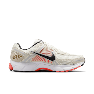 Lookbook 나이키 줌 보메로 5 라이트 오어우드 브라운/브라이트 크림슨/세일/블랙 FB9149-102