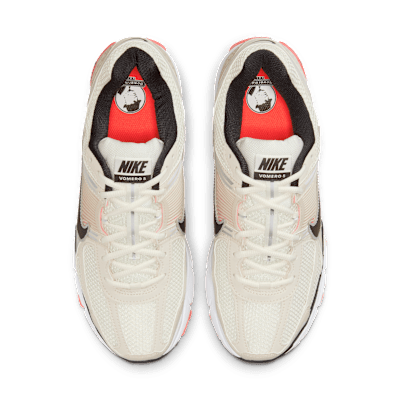 Shop 나이키 줌 보메로 5 라이트 오어우드 브라운/브라이트 크림슨/세일/블랙 FB9149-102