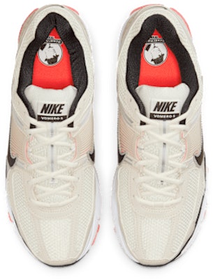 나이키 줌 보메로 5 라이트 오어우드 브라운/브라이트 크림슨/세일/블랙 FB9149-102 Shop 나이키 줌 보메로 5 라이트 오어우드 브라운/브라이트 크림슨/세일/블랙 FB9149-102