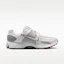 Lookbook Nike Zoom Vomero 5 Photon Dust/Grijze Mist/Dune Rood/Summit Wit FB9149-009