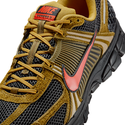 Nike Zoom Vomero 5 PRM Olive Flake/Black/QNTM Moss/Picante Red 圖 7