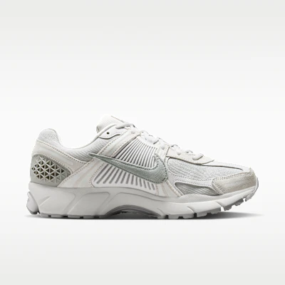 Nike Zoom Vomero 5 SE Bust Gray/Platinum Tint/White/Light Smoke Gray IH8039-001 Lookbook Nike Zoom Vomero 5 SE Bust Gray/Platinum Tint/White/Light Smoke Gray IH8039-001