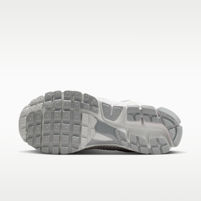 Lookbook Nike Zoom Vomero 5 SE Bust Kelabu/Platinum Tint/Putih/Light Smoke Kelabu IH8039-001
