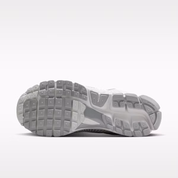 Nike Zoom Vomero 5 SE Bust Kelabu/Platinum Tint/Putih/Light Smoke Kelabu IH8039-001 Lookbook Nike Zoom Vomero 5 SE Bust Kelabu/Platinum Tint/Putih/Light Smoke Kelabu IH8039-001