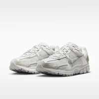 Details for Nike Zoom Vomero 5 SE Bust Kelabu/Platinum Tint/Putih/Light Smoke Kelabu IH8039-001