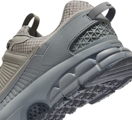 Nike Zoom Vomero Roam Metallic Pewter/Abu Abu/Cool Gray/Anthracite/Metallic Pewter HV6901-001 1
